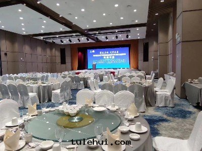 楓丹泽木酒(jiǔ)店(diàn)八(bā)樓多(duō)功能(néng)宴会(huì)廳舞(wǔ)台(tái)燈(dēng)光、舞(wǔ)台(tái)音(yīn)響、LED大(dà)屏