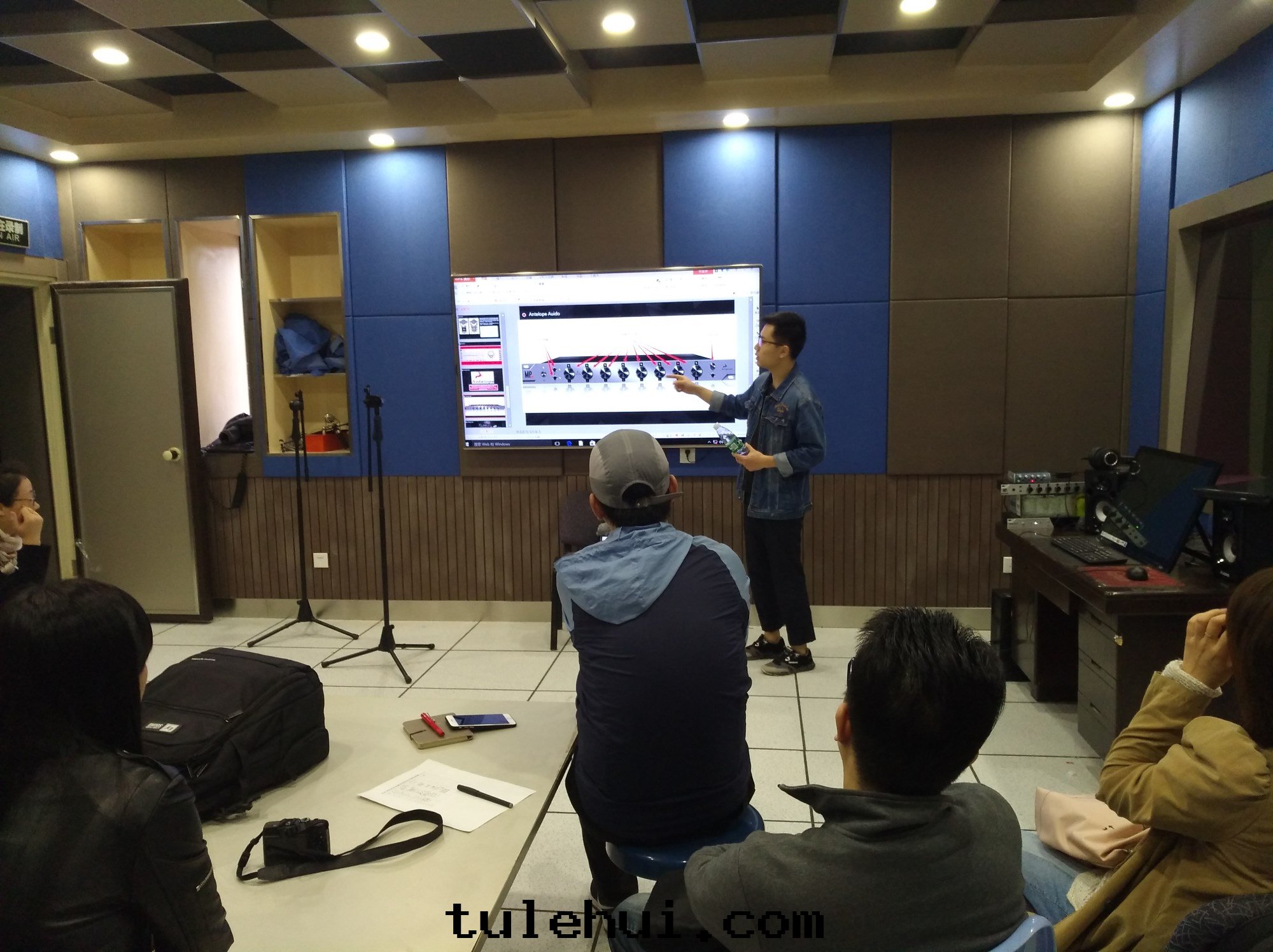 華南(nán)農业大(dà)学录音(yīn)棚、多(duō)功能(néng)廳建築聲学及(jí)舞(wǔ)台(tái)燈(dēng)光、音(yīn)響、LED屏工程